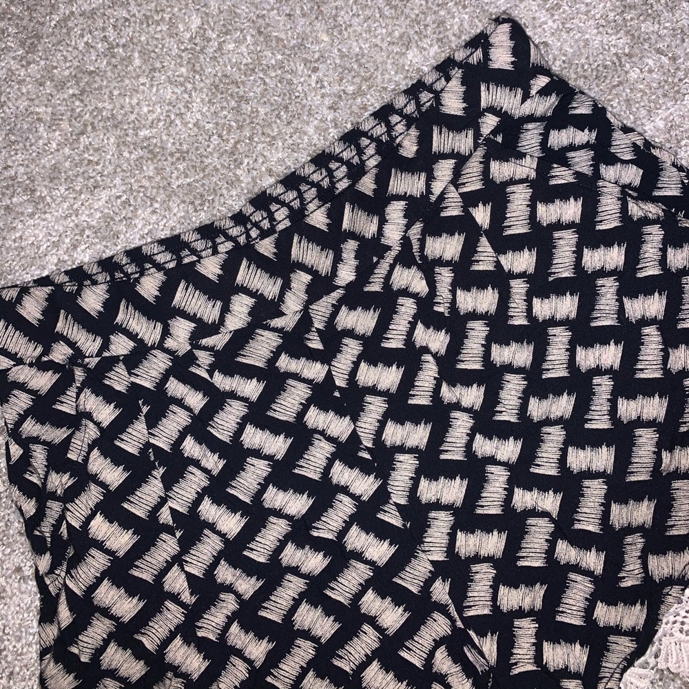 A. Byer Cream & Black shorts size S - Picture 3 of 6